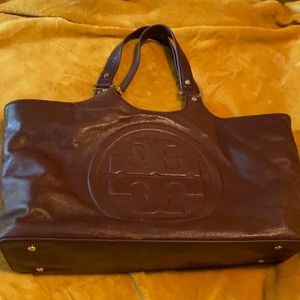 Gorgeous Tory Burch leather purse. Excellent condition.